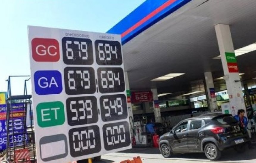 Pelo menos 11 estados reduzem ICMS e preço do combustível começa a cair
