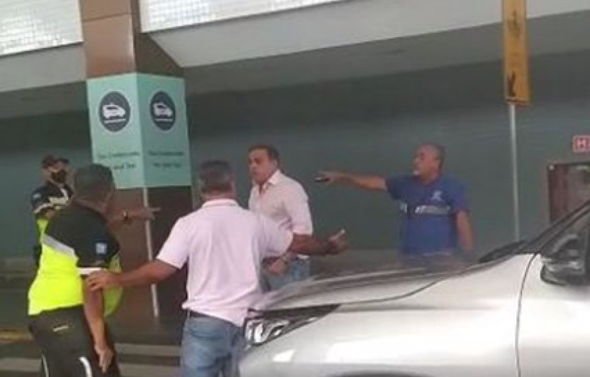 Deputado João Carlos Bacelar arranca celular da mão de agente de trânsito durante discussão em Salvador