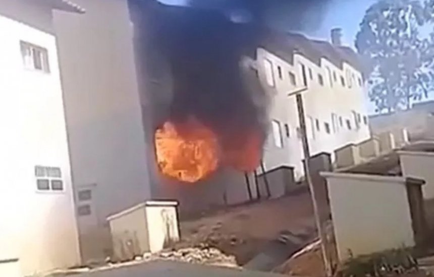 [Casa é destruída por incêndio após criança provocar fogo com palito de fósforo]